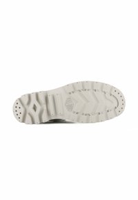 Suola di sneaker in gomma bianca con un motivo testurizzato che presenta scanalature profonde, forme esagonali e a diamante, e logo del marchio stampato.