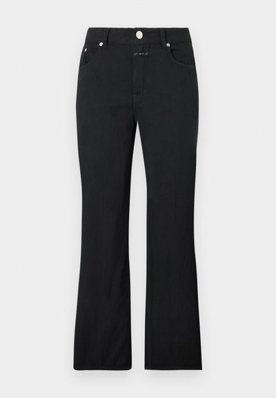 Jean noir à jambe droite avec poches avant, passants pour ceinture et fermeture métallique par bouton à la taille.