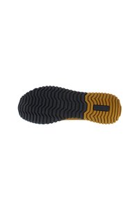 Kengän pohja, jossa on yhdistelmä tummanharmaata kumia syvillä vekkipinnoilla ja kontrastoiva keltainen osa kantapäässä pitoa varten.