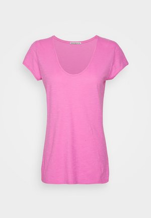 Camiseta rosa con mangas cortas y escote redondo. Hecha de una tela ligera y texturizada, con una forma ligeramente ajustada y sin estampados.