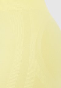 Geel ribbelstof met een gladde textuur, voorzien van subtiele golvende patronen. Lichtgewicht en rekbaar materiaal dat geschikt is voor sportkleding.