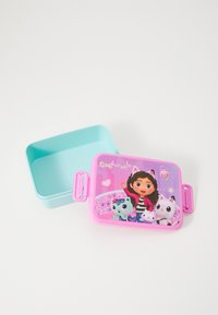 Ροζ πλαστικό ταπεράκι με τουρκουάζ εσωτερικό. Διαθέτει σχέδιο ενός καρτούν και ζώων στο καπάκι. Περιλαμβάνει κλιπ ασφαλίσματος.