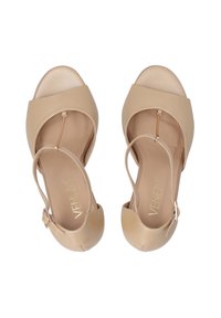 Beige open-toe hakken met een glad leren bovenwerk, slanke enkelband en goudkleurige accenten. Platte zool en gevoerde binnenzool.