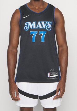Sort basketballtrøje med blå detaljer, med "MAVS" i stor skrift, nummer "77" og Nike-logo. Bæres med hvide shorts.