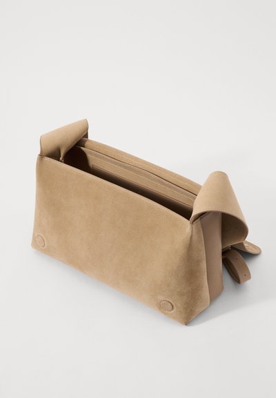Bolso de ante marrón claro con un diseño minimalista, que cuenta con un interior forrado, una parte superior plegada y simples detalles de cuero en los lados para darle estructura.