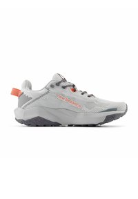 Zapatilla deportiva de malla gris con acentos naranjas, parte superior texturizada, suela de goma gris, diseño con cordones y una lengüeta en el talón. Presenta un logotipo llamativo.