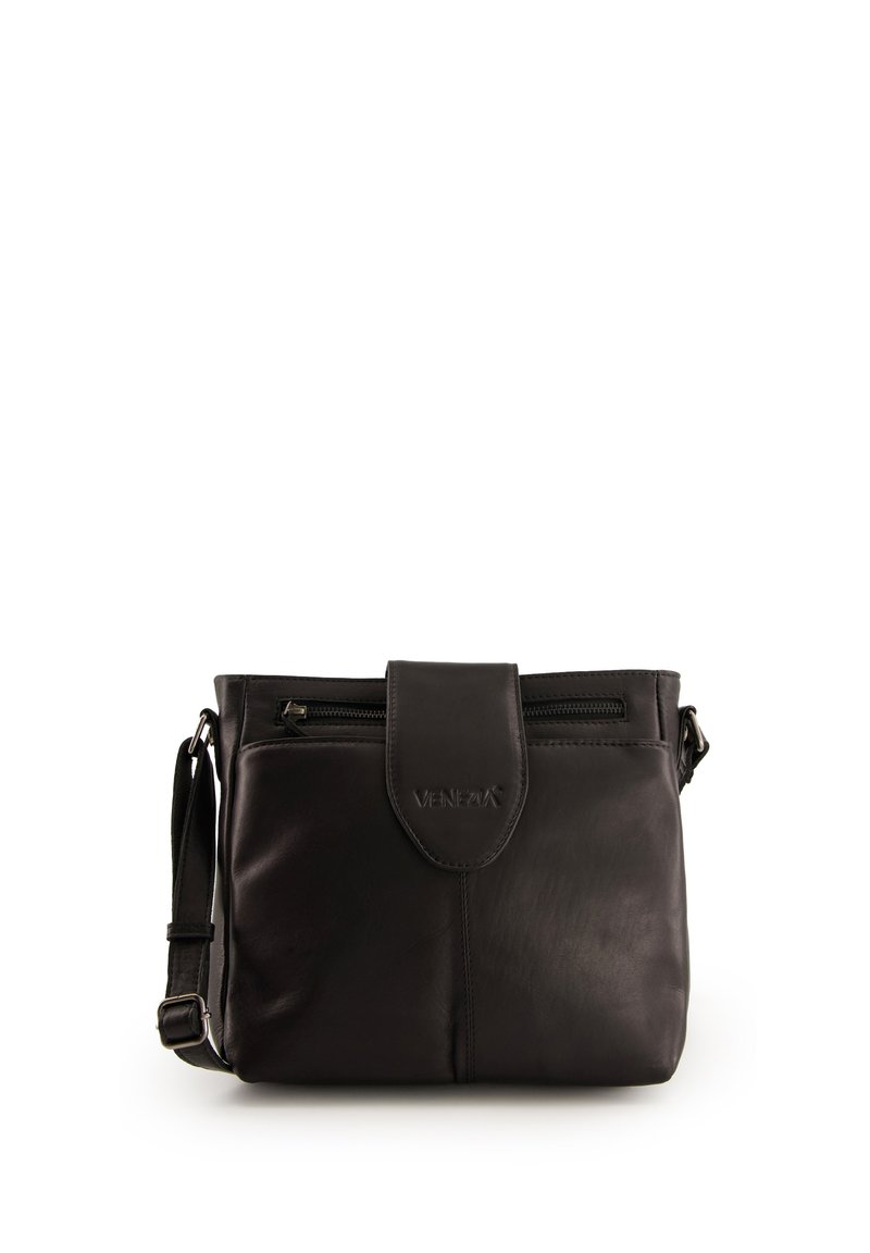 Zwarte leren crossbody tas met voorklep, ritsvak en verstelbare schouderband op een witte achtergrond.