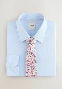 Hellblau, gestreiftes Hemd aus leichter Baumwolle, gefaltet mit einer rosa Krawatte im Blumenmuster. Verfügt über einen klassischen Kragen und geknöpfte Manschetten. Markenlabel sichtbar.