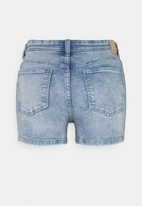 Short en jean bleu clair avec deux poches arrière, passants pour ceinture et détails délavés sur un fond uni.