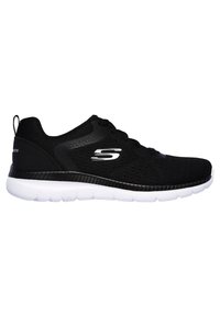 Schwarzer Sportschuh mit einem Mesh-Obermaterial, runder Zehenpartie und weißer Sohle. Verfügt über ein Logo an der Seite und eine Zuglasche an der Ferse für einfaches Anziehen.