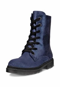 Stivale alla caviglia in suede blu navy con lacci neri, punta rotonda, finitura testurizzata e una robusta suola in gomma nera con un motivo antiscivolo.