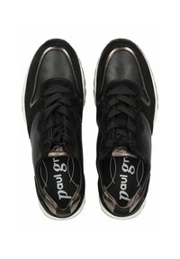 Baskets de sport noires en cuir et daim, avec des accents métalliques, une pointe arrondie et un design à lacets. Semelle en caoutchouc avec un discret logo.