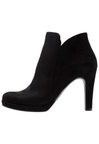 Bottine noire en daim avec un design incurvé et découpé, bout rond et talon aiguille haut. Texture douce et silhouette élégante.
