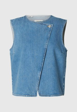 Veste en denim bleu clair sans manches avec rabat asymétrique à l'avant, maintenu par un seul bouton argenté au niveau du col.