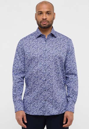 Blaues Langarmhemd mit einem floralen Muster in verschiedenen Blautönen, mit Knopfleiste und klassischem Kragen.