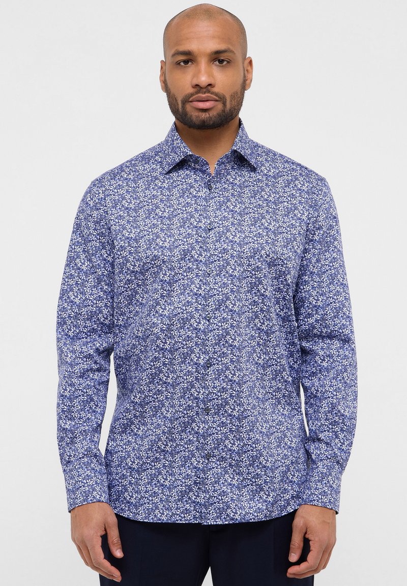 Camicia a maniche lunghe blu con motivo floreale in varie tonalità di blu, con chiusura a bottoni sul fronte e collettino standard.