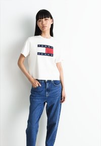Tommy Jeans FLAG TEE - T-shirt con stampa - ancient white