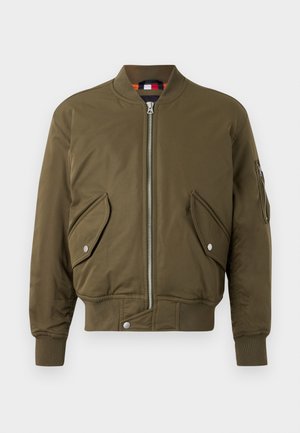 Bomber jacket v olivově zelené barvě s uzavíráním na zip, žebrovaným límcem, bočními kapsami a texturovanou tkaninou s hladkým povrchem.