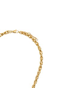 Złocony naszyjnik łańcuszkowy z przeplatającymi się ogniwami i zapięciem na zatrzask w kształcie homara na białym tle.