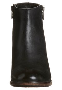 Bota de cuero negro hasta el tobillo con caña alta, puntera redonda, cremallera lateral y suela de madera. Textura suave con un acabado pulido.