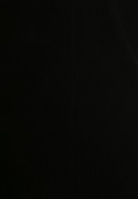 Schwarzer gerippter Stoff mit glatter Textur und vertikalen Linien. Das Material wirkt weich und dehnbar, geeignet für eng anliegende Kleidung.