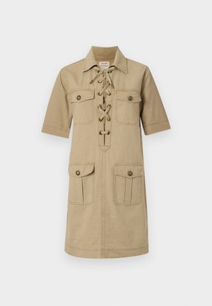 Rochie scurtă cu mâneci scurte, de culoare maro deschis, cu guler cu nasturi, față cu șiret și două buzunare aplicate, unul sus și unul jos. Textura materialului este din bumbac.