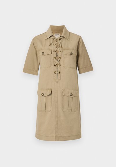 Svetlo rjav kratek oblek s kratkimi rokavi z ovratnikom z gumbi, povezovanjem spredaj in dvema zgornjima in spodnjima žeparjema. Tkanina iz bombaža.