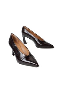 Brązowe lakierowane szpilki na wysokim obcasie z wysmuklonym noskiem, z fakturą węża alligatora i obcasem w kształcie słupka o wysokości 2,5 cala.