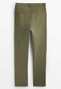Pantalon droit vert olive vu de dos avec deux poches arrière et passants pour ceinture.