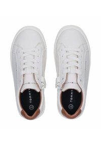 Witte leren sneakers met een gladde textuur, voorzien van veters, een zijrits en bruine accenten op de hak en in de binnenkant.