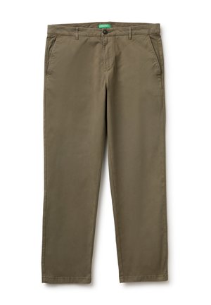 Rechte kaki broek met voorzakken, riemlussen en een knoopsluiting, afgebeeld tegen een witte achtergrond.