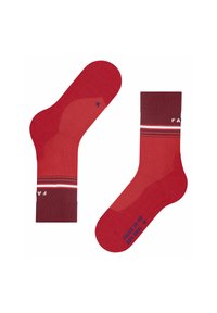 Coppia di calzini atletici rossi con polsini e strisce rosso scuro, etichettati con "FA"; il calzino destro è segnato con dettagli sulla taglia e marca in testo blu.