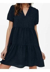Dunkelblaues kurzärmliges Kleid mit V-Ausschnitt, gestuftem Rockdesign und legerer Passform. Hergestellt aus leichtem Stoff mit glatter Textur.