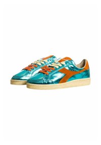 Sneaker turchesi con finitura metallica, dettagli arancioni, lacci color crema e suola texture. Presentano un design classico a punta bassa.