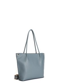 Bolso tote de imitación cuero azul claro con dos asas largas, superficie texturizada y acentos de hardware dorado en las esquinas.
