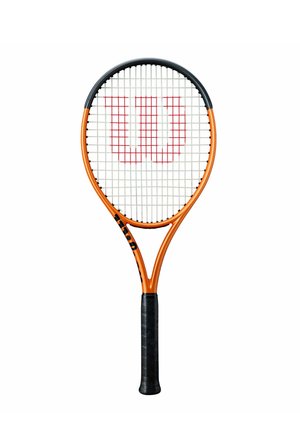 Racchetta da tennis arancione e nera con impugnatura nera e logo rosso "W" sulle corde bianche su sfondo bianco.