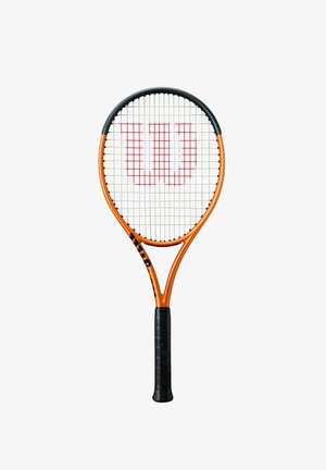 Raquette de tennis orange et noire avec poignée noire et logo rouge "W" sur des cordes blanches sur fond blanc.