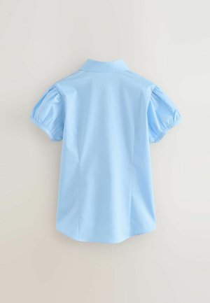 Jasnoniebieska koszula z krótkim rękawem i kołnierzykiem, z bufiastymi rękawami i prostym dołem. Wykonana z gładkiego, tkanego materiału.