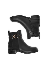 Čierne členkové čižmy vyrobené z umelej kože s bočnými zipsami, plochým podošvom a zlatým prackovým detailom na pásiku. Hladký povrch.