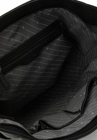 L'interno della borsa in pelle nera presenta una fodera in tessuto morbido con sottili motivi a strisce e un compartimento con zip per una migliore organizzazione.
