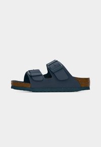 Σανδάλι Birkenstock σε ναυτικό μπλε χρώμα με δύο ρυθμιζόμενα λουριά με πόρπες και πάτο από φελλό, πλευρική όψη σε απλό φόντο.