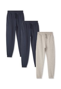 Trzy pary spodni dresowych: dwie w ciemnym granacie i jedna w jasnoszarym. Wszystkie mają elastyczne paski w talii i zwężane mankiety. Materiał z mieszanki bawełny.