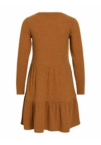 Robe marron à manches longues côtelée avec une jupe évasée, dotée d’un ourlet froncé et d’une texture lisse. La vue de dos révèle un corsage ajusté.