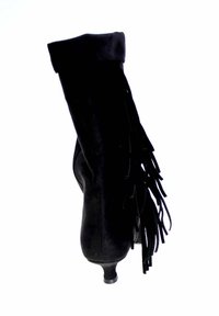 Bottine en suède noir avec talon bas de type kitten heel et franges décoratives sur le côté, sur fond blanc.