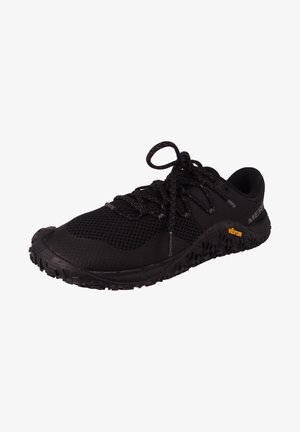 Czarny but sportowy wykonany z oddychającej siatki i materiału syntetycznego. Posiada teksturowaną gumową podeszwę oraz logo Vibram z boku.