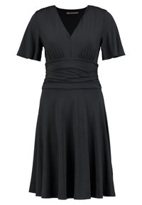 Svart klänning i mjukt tyg, med V-ringning, korta ärmar och samlade detaljer i midjan, som svänger ut i en A-linjeformad kjol.