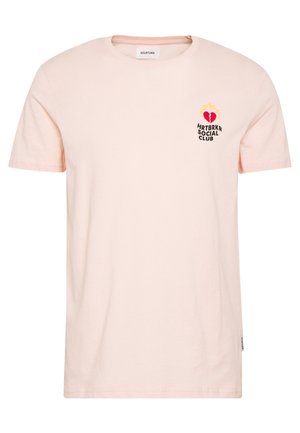 T-shirt en coton rose clair avec un col ras du cou. Présente un petit graphique de cœur noir et rouge et le texte "HRTBRKR SOCIAL CLUB" brodé sur la poitrine.
