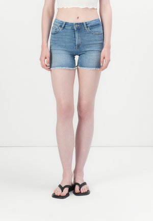 Shorts en denim bleu clair avec ourlet effiloché, taille haute et design à cinq poches. Assortis à des tongs noires. Texture lisse et style ajusté.