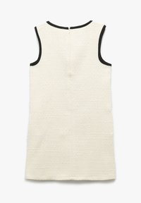 Beżowa sukienka bez rękawów z teksturowanej tkaniny, z czarnymi wykończeniami wokół otworów na ramiona oraz dekoltu, z małym zapięciem na suwak z tyłu.