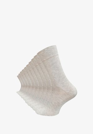 Calzini alla caviglia beige disposti in sequenza. Realizzati in un tessuto morbido e liscio con un bordo a coste, caratterizzati da una miscela di fili chiari e scuri.